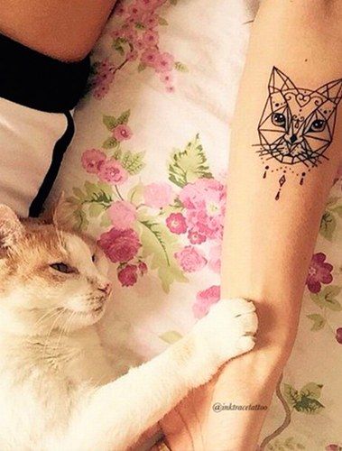 Geometric Tattoo Un Joli Tatouage Graphique De Chat Pour Les Amoureuses Des Felins Tattooviral Com Your Number One Source For Daily Tattoo Designs Ideas Inspiration