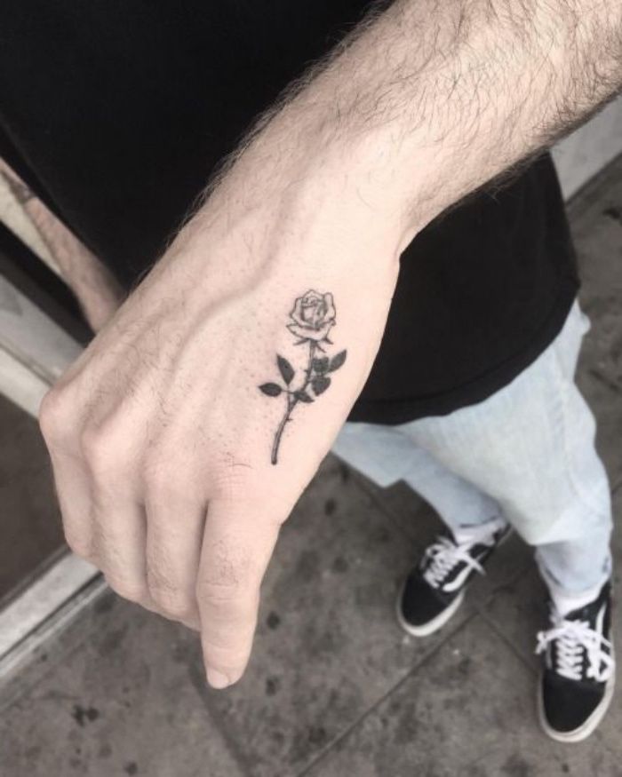 Tattoo Trends - petit tatouage homme, fleur sur la main ...