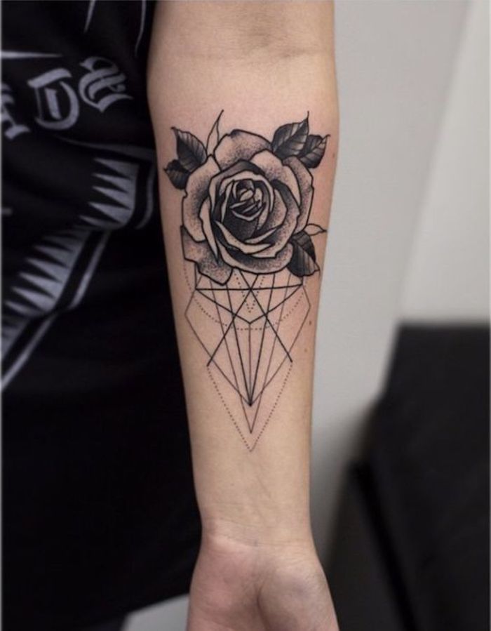 Frau arm tattoo am Rosen Tattoo