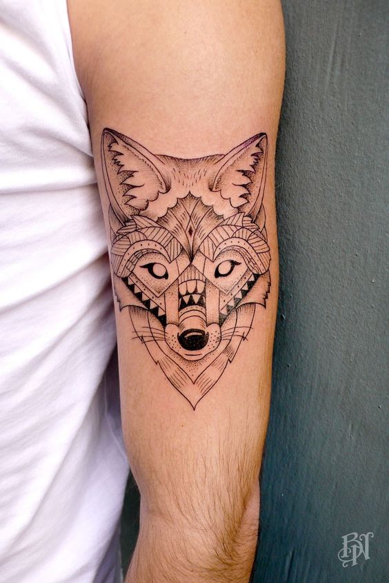 Geometric Tattoo - Beau tatouage d'une tête de loup sur le ...